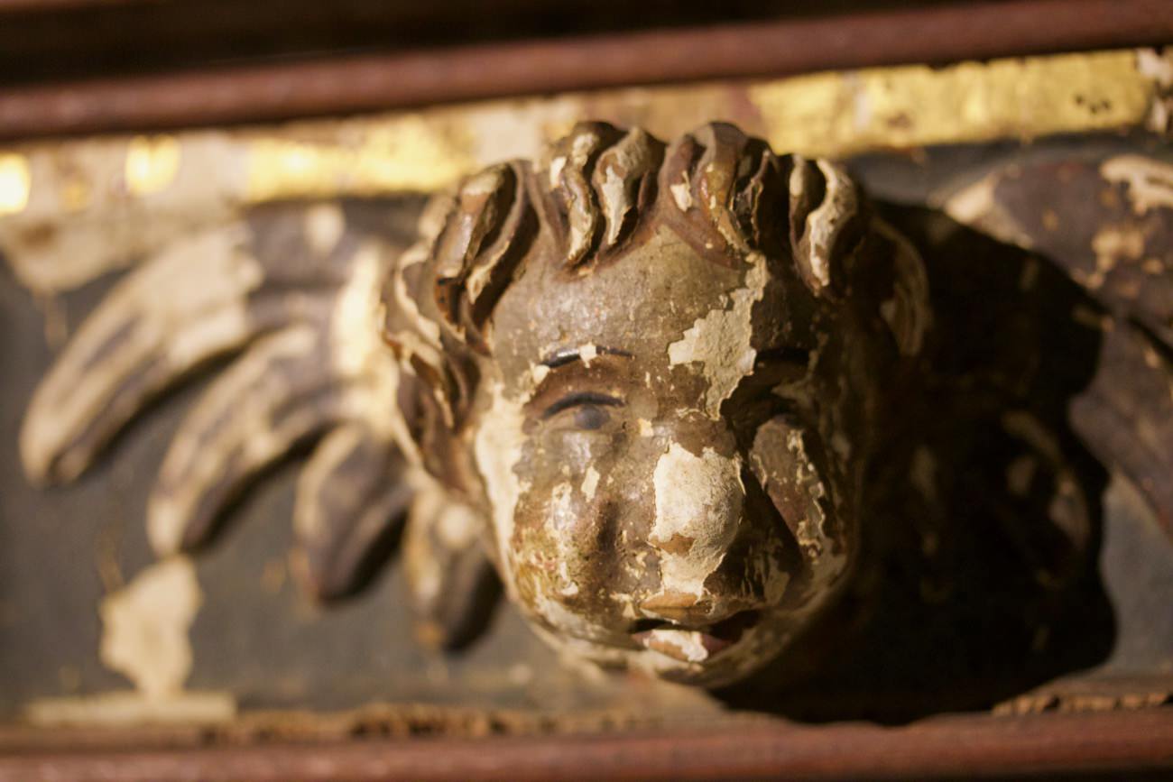 Pair of Carved Putti Bust in the Manor of Raphelle 