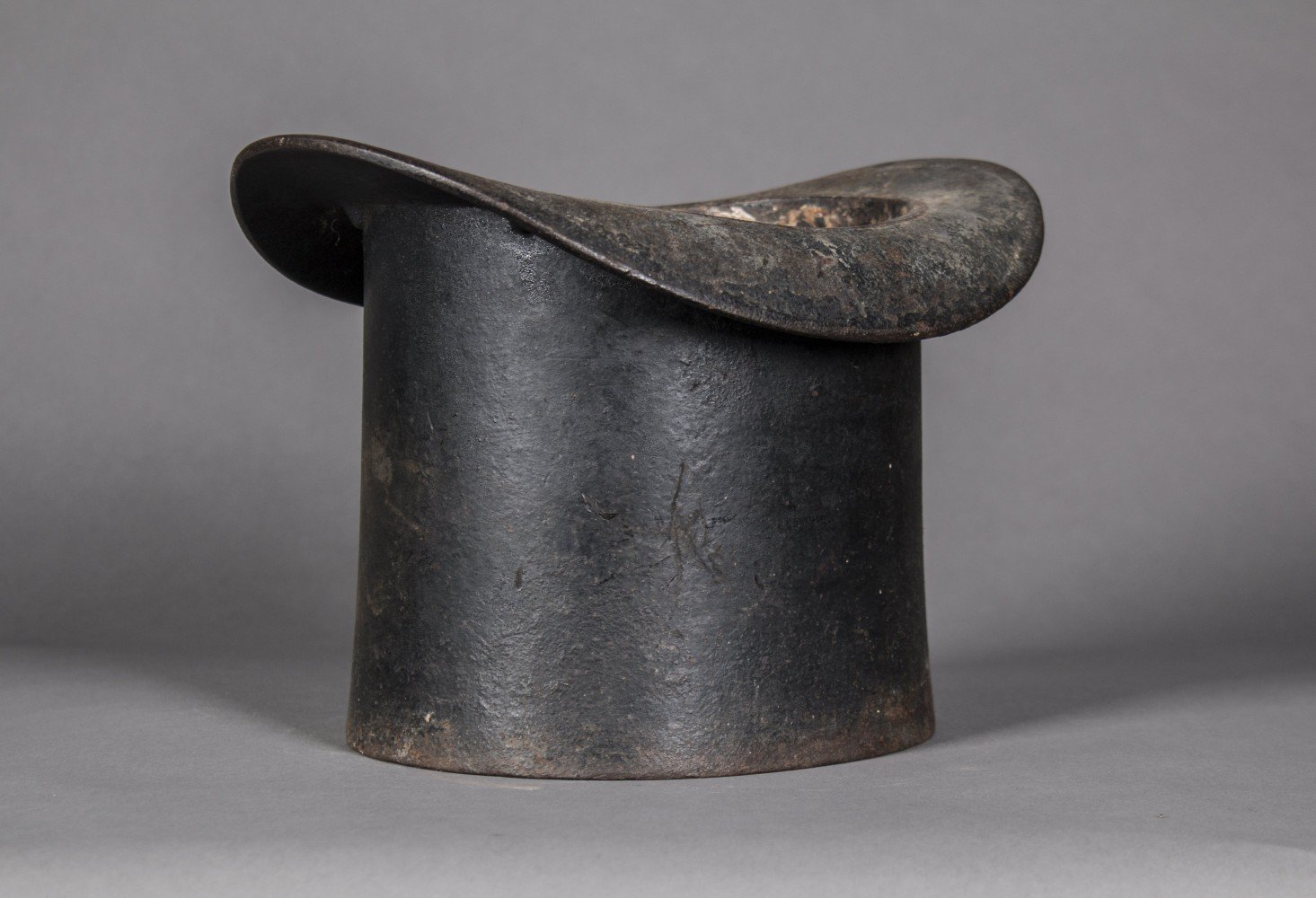 Cast Iron Spittoon/Planter in the form of a Top Hat | Inventory | WOLFS ...